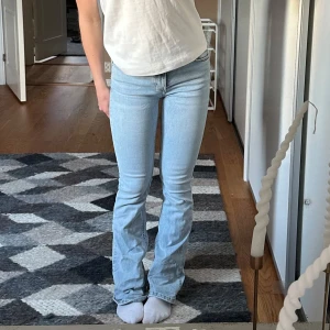 Ljusblå bootcut jeans - Säljer ett par ljusblå, super sköna jeans, perfekt till sommaren.  Dem är stretchiga och passar mig perfekt som är en xs/s.