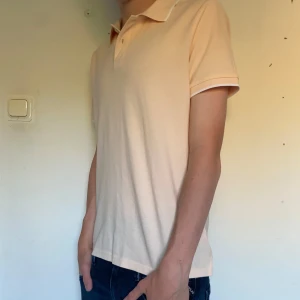 Pike - Säljer en piké från Hm. Det är storlek S och slim fit modell. Använd en gång på skolavslutningen förra året. Vid frågor osv bara att skriva! 