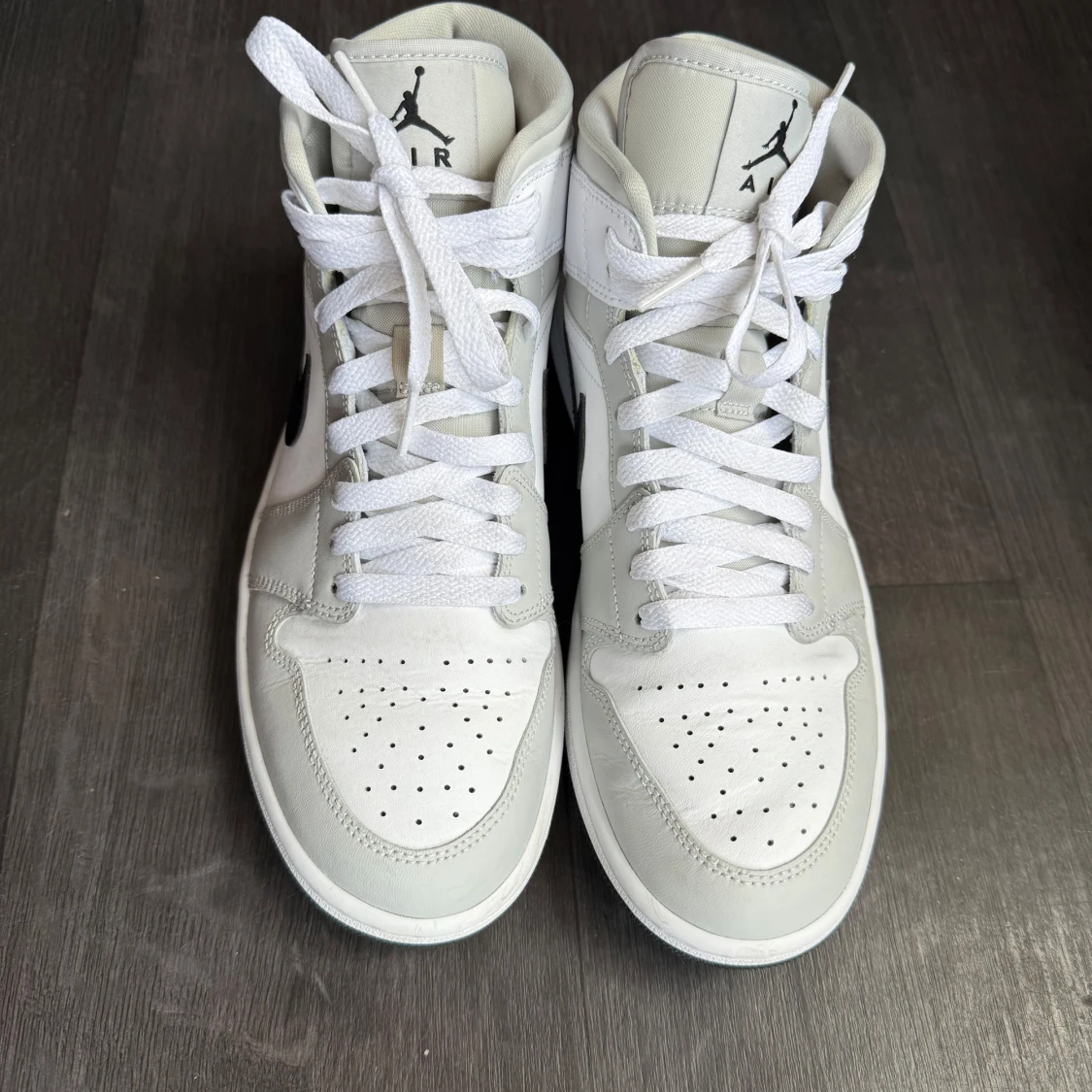 Nike Air Jordan 1 Mid i vitt och grått - 1