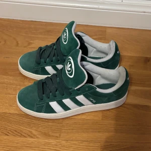 Adidas Campus gröna sneakers - Gröna Adidas Campus i herr storlek. Riktigt bra skick och nästan aldrig använda. Skriv för frågor och funderingar kan gå med vid prissänkningar på snabb affär 