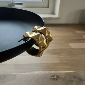 Edblad örhängen, peak rivet creoless gold - Säljer ett par Edblad örhängen peak rivet creoless gold, väldigt fina från Edblad säljer pga att jag inte andvänder dom