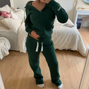 Mörkgrön set från Russemerch - Säljer mitt set från Russemerch då jag vill köpa en i en annan färg, har använt några gånger men är i ett jättefint skicka och har tvättat 1 gång, köpt för 1248kr så jag säljer den för 1000kr så pruta gärna inte!❣️ Om man vill köpa separat så säljs tröjan för 700kr och byxorna för 500kr då det var original priset på dom.❣️tröjan är i storlek XS och byxorna i storlek S.