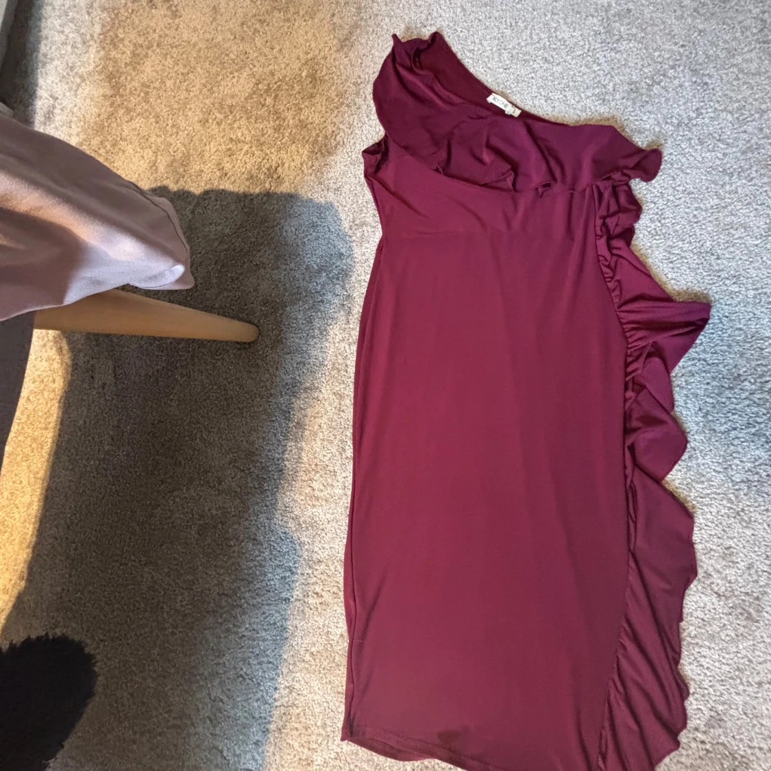 Vinröd oneshoulderklänning NLY One