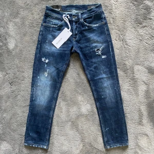 Dondup jeans GEORGE - Tja! Säljer nu dessa schyssta dondup jeansen med sköna slitningar och tvätt! Jeansen är i bra skick! Jeansen är i storlek w30! Tag medföljer ej, är uppsydda någon cm,Skriv vid frågor eller bilder