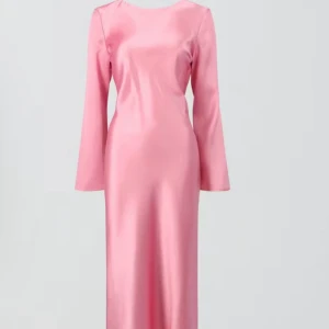 Rosa långklänning i satin med öppen rygg och rosett - Säljer en elegant rosa långklänning i glansigt satinmaterial. Klänningen har långa ärmar, rund halsringning och en snygg öppen rygg med en dekorativ rosett baktill. Perfekt för dig som vill sticka ut med en feminin och stilren look. Helt oanvänd, prislappen är kvar! Kontakta för mer bilder. Dessa bilder är lånade, förutom sista.