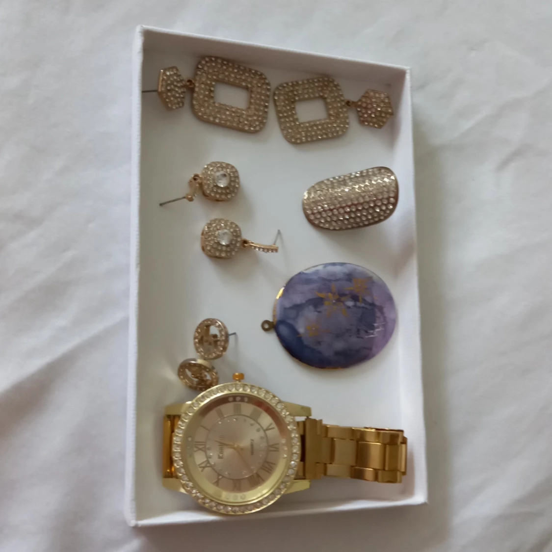 Mix av smycken och klocka i guld och lila - 4