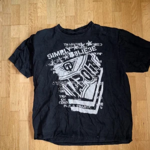 Svart t-shirt från Tapout med tryck - Svart t-shirt från Tapout med stort vitt och grått tryck framtill. Har storlek xl och den är över sized på perfekt sätt. Storlek xxxl med relativt tjockt material. 