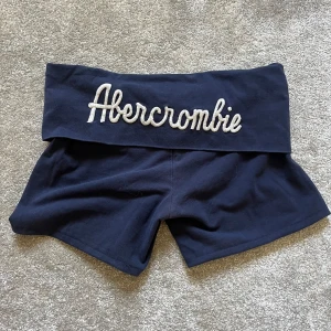 Mörkblå lågmidja shorts från Abercrombie & Fitch - Mörkblå mjuka shorts från Abercrombie & Fitch. Storlek S!