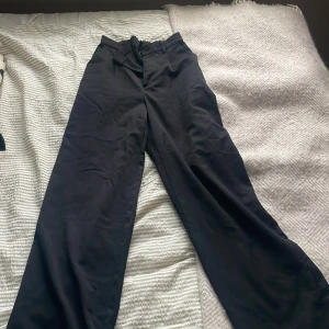 Svarta vida byxor från H&M - Säljer ett par svarta byxor från H&M med hög midja och vida ben. Mina favorit kostymbyxor, men säljer då dom är för små 🩷