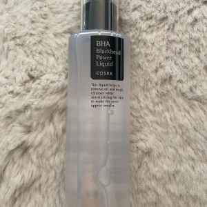 COSRX BHA Blackhead Power Liquid - COSRX BHA Blackhead Power Liquid är en genomskinlig toner i plastflaska med pump. Den hjälper till att ta bort pormaskar, kontrollera överflödig olja och återfukta huden. Perfekt för dig som vill ha en fräschare och klarare hy.