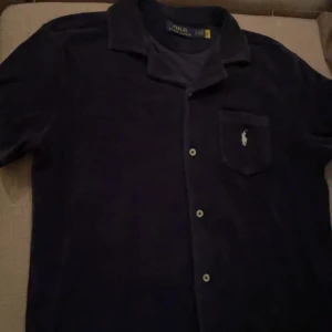 Frotté T-shirt  - Säljer denna Ralph lauren frotté T-shirt i storlek S 