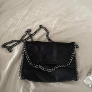 Svart axelväska med kedjedetaljer - Stella Mccartney liknade väska, skit snygg.