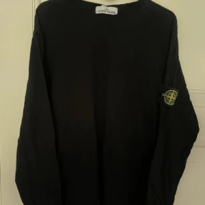 Stone Island Tröja - Säljer en sjukt snygg och trendig Stone Island tröjan i färgen svart som är helt ny. Tröjan är bara används 2 gånger! 10/10 skick!! Säljer tröjan för endast 699kr. Kontakta vid minste intresse. Skickar den samma dag!!