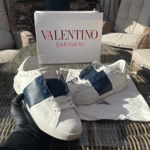 Valentino Garavani Open – Mörkblå/Vit - 👟 Valentino Garavani Open – Mörkblå/Vit 📏 Storlek: 44 💸 Pris: 1 400 kr 🧾 Nypris: Ca 4 000–5 000 kr  ✨ Skick: Extremt fint skick! Skorna är knappt använda – inga skador, fläckar eller slitage. Ovandel och sula är i toppskick. Ser och känns nästan som nya.