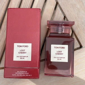 Tom Ford Lost Cherry EdP 100ml - Ca 70ml kvar köptes begagnad för 2500kr men gillade inte den därför säljer jag.
