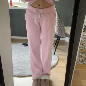 Ljusrosa mjukisbyxor från russemerch - Säljer då jag aldrig använder.  Storlek Xs