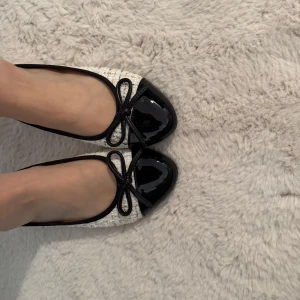 Ballerinaskor - Oanvända. Säljer pga de är för stora eftersom jag råka beställa fel storlek💕