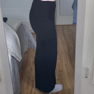 Svart långkjol  - Svart långkjol från Gina med tight passform och rynkade  detaljer längs sidorna. Aldrig använd då jag ville ha en i större storlek istället!💕