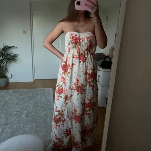 Vit axelbandslös långklänning med blommigt mönster - Superfin blommig klänning💕💕