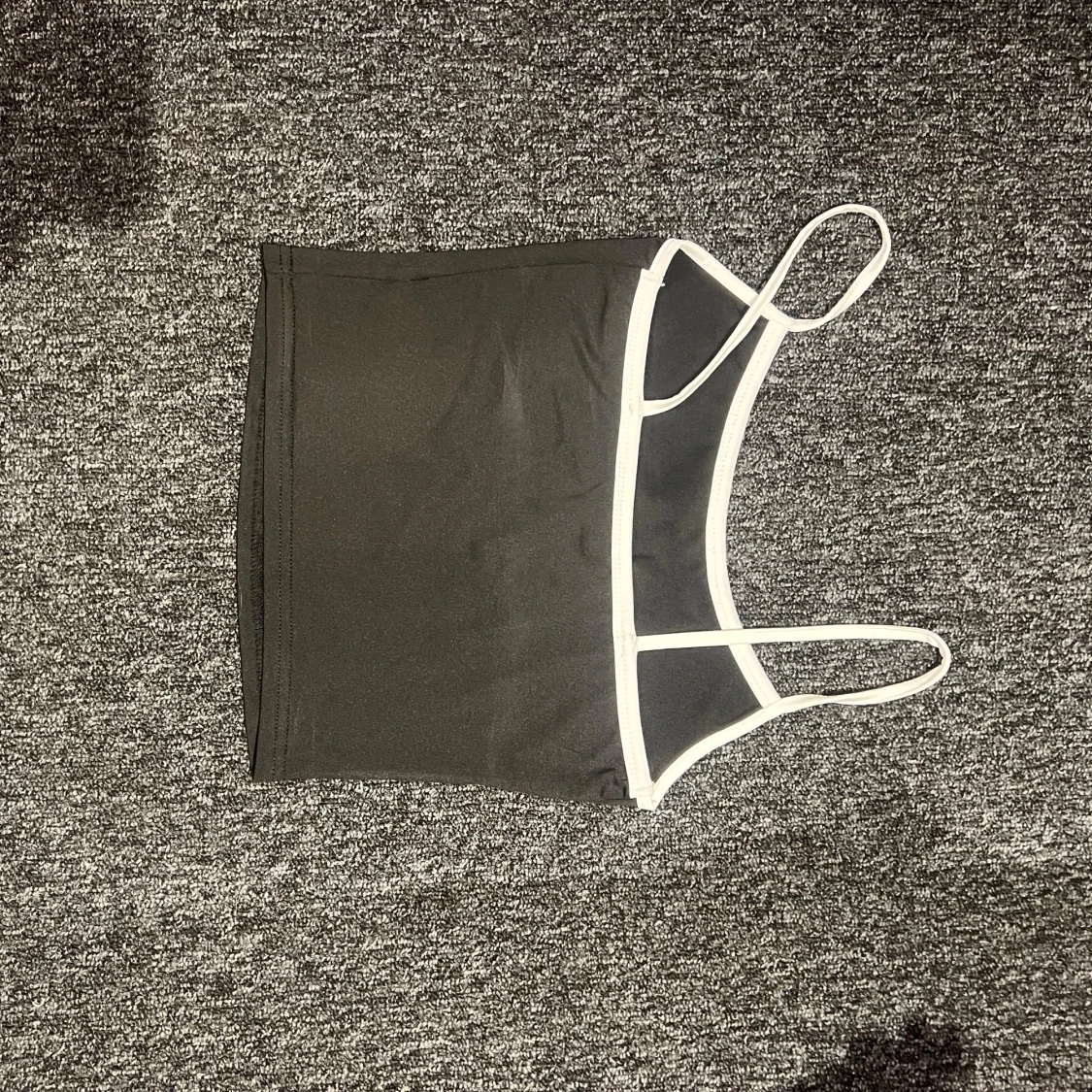 Svart croppad linnetopp med vita kanter - 1