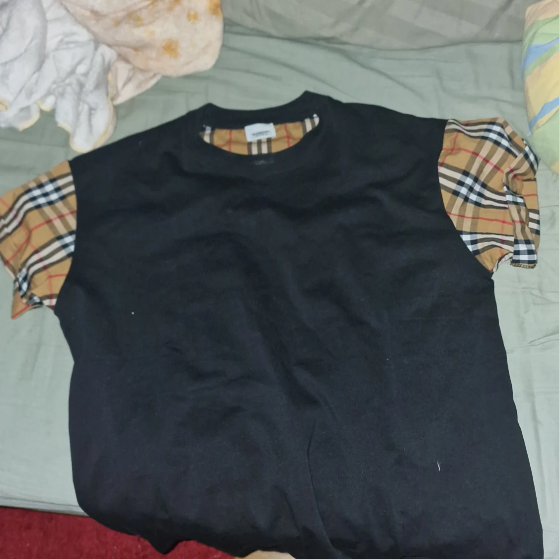 Burberry t-shirt med rutiga ärmar