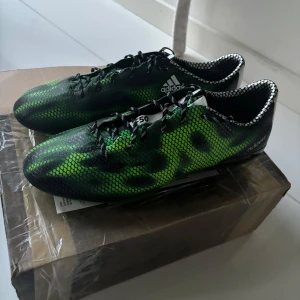 Adidas F50 Adizero 2016 - Helt oanvända fotbollsskor, snygga och bekväma. Säljer pågrund av ingen användning. Vid frågor är det bara att höra av sig 