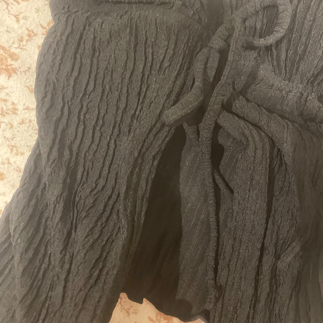 Svart ribbad linnetopp med knyt - 1