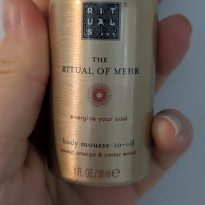 Rituals The Ritual of Mehr body mousse - Body mousse-to-oil från Rituals The Ritual of Mehr med doft av söt apelsin och cederträ. Kommer i en lyxig guldig flaska på 30 ml med praktisk pump och genomskinligt lock. Perfekt för dig som vill ha en återfuktande och väldoftande kroppsmousse. Har endast luktat på den men inte min doft, har fått i present.