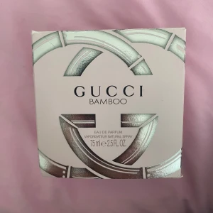 Gucci Bamboo Eau de Parfum 75 ml - Gucci Bamboo Eau de Parfum i en elegant, multifacetterad glasflaska med silverfärgat lock. Parfymen kommer i en ljusrosa kartong med silverdetaljer och rymmer 75 ml. Doften är feminin och modern, perfekt för dig som gillar lyxiga och stilrena parfymer.