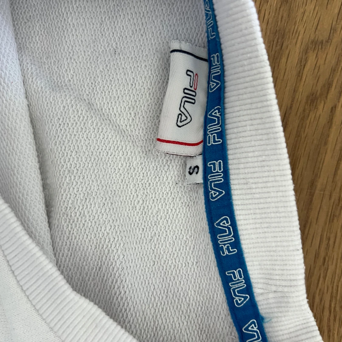 Vit sweatshirt från FILA med färgglada detaljer - 1