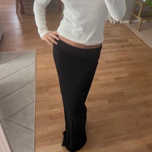 Svart långkjol i stretchigt material - Långkjol svart Nelly 