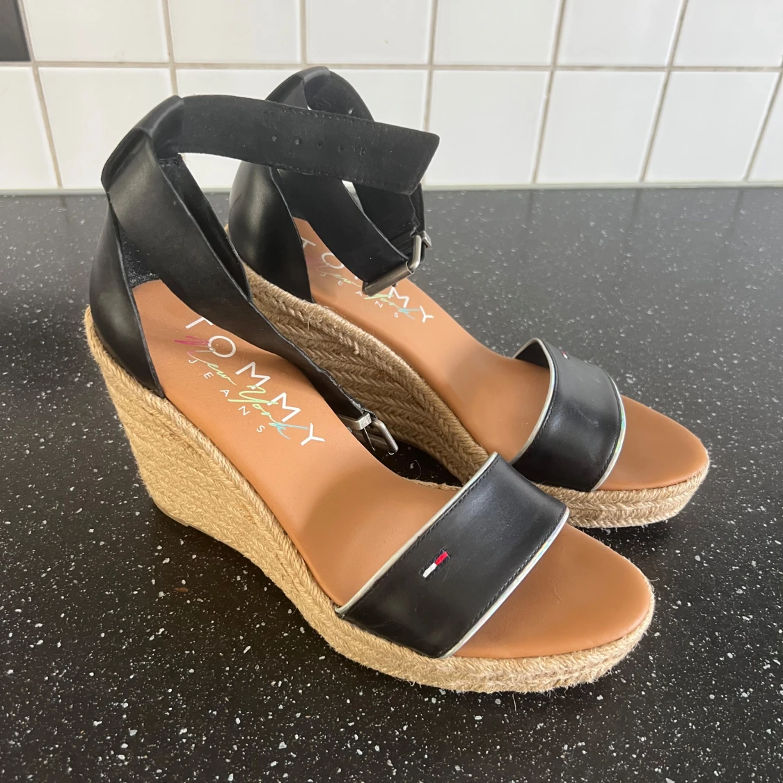 Svarta sandaler med kilklack Tommy Jeans