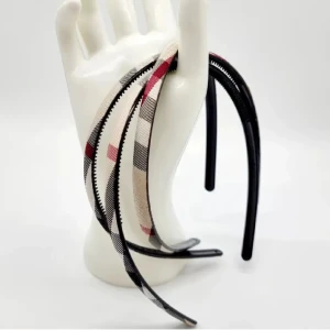 Snyggt  Burberry hårband - Snyggt  Burberry hårband. Material-plast. 1st-40kr