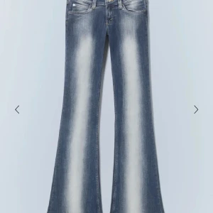 Weekday jeans - Säljer ett par blå jeans med tydliga ljusa partier längs benen, från weekday! Helt oanvända i toppen skick!❤️💖