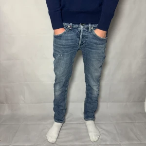 Dondup jeans  - Säljer dessa feta dondup george jeans då de var för små. Dom är i allmänt väldigt bra skick. Ytterbenslängd ca 90cm, midjemått ca 37. Pris kan självklart diskuteras de är bara att skriva.