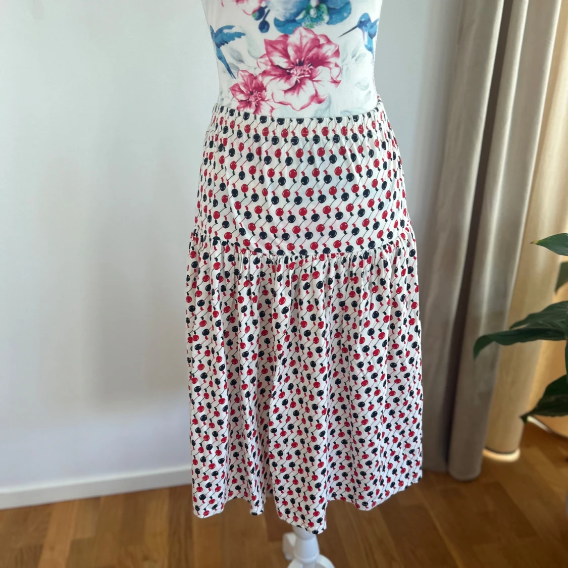 Vit kjol med körsbärsmönster från People Tree