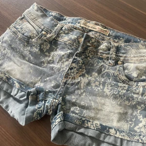 Lowwaist jeans short 🤍 - Superfina ❤️ dom är low waist:) skulle säga xs-xxs :) jag på bilden är 158