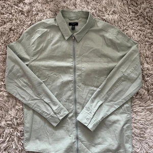 Overshirt  - Overshirt från ASOS i storlek M. Använd 1 gång, bud accepteras 😊