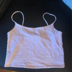 Ljusrosa linnetopp från FB Sister - Säljer en ljusrosa linnetopp från FB Sister i storlek S. Toppen har smala axelband och är tillverkad i mjuk bomull, perfekt för varma dagar. Enkel och stilren design som passar till mycket.