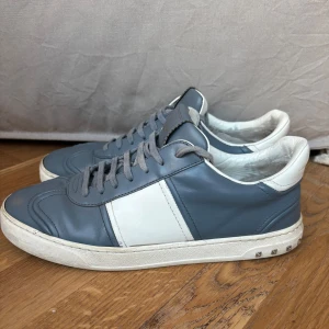 Valentino flycrews - Tja! Säljer nu dessa eftertraktade valentino flycrews i en ljusblå färg. Skorna är i väldigt bra skick, endast 4 nitar borta! Storlek 41,5 men passar 42. Pris kan diskuteras hör av er vid fler frågor eller funderingar!
