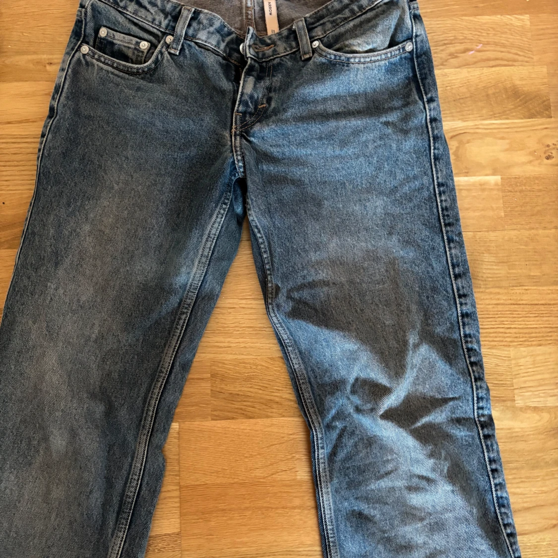 Blå Arrow jeans från Weekday