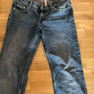 Blå Arrow jeans från Weekday - Säljer ett par blå Arrow jeans från Weekday i modellen low straight. Säljer då dessa inte kommer till användning.