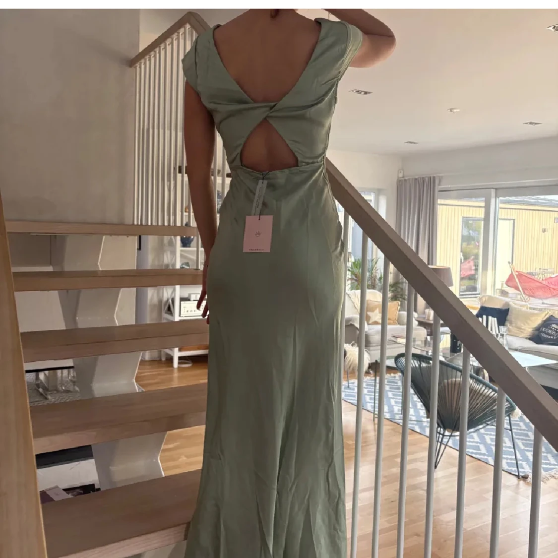 Ljusgrön långklänning med v-ringning och öppen rygg - 2