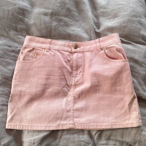 Drööömmig jeanskjol - Säljer en söt ljusrosa jeanskjol. 💗💗Kjolen är kort och har en rak passform med knapp och dragkedja framtill. Perfekt för dig som gillar en enkel men trendig stil. Skriv gärna direkt vid frågor!!😽😽