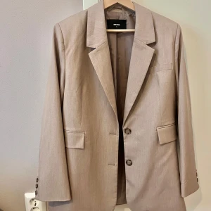 Kavaj - Brun/beige kavaj från bikbok i storlek S. Knappt använd.