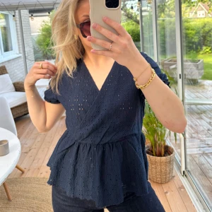 Marinblå spetstopp VeroModa - Marinblå topp från VeroModa med omlott-design💙 säljer då den inte kommer till användning, storlek S