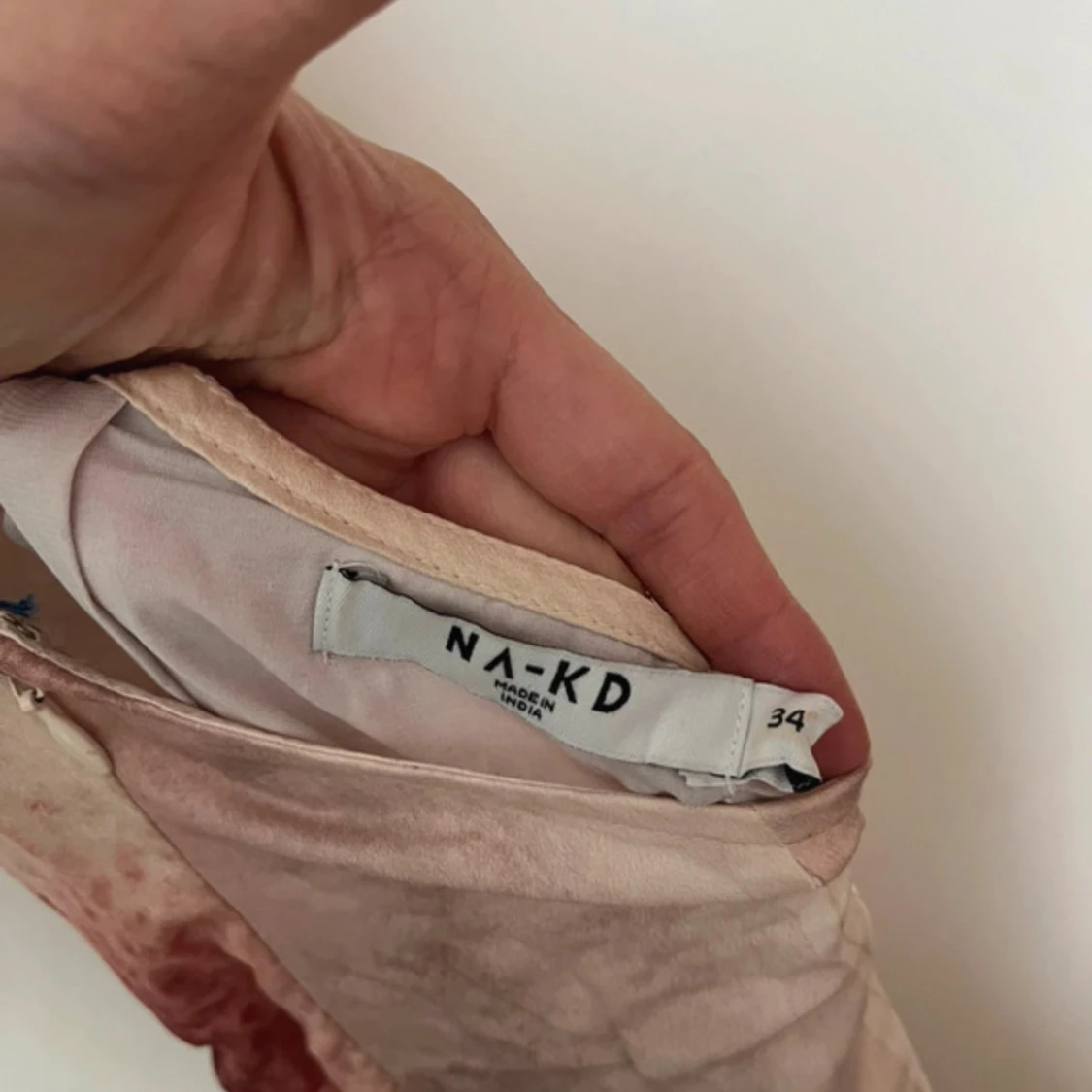 Långklänning i satin med akvarellmönster - 4