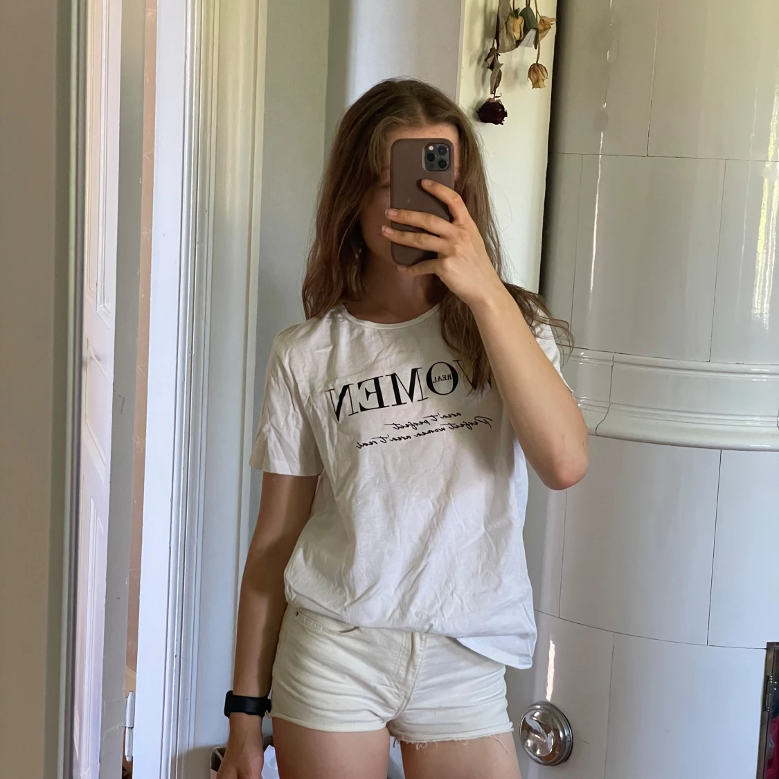 Vit t-shirt med texttryck