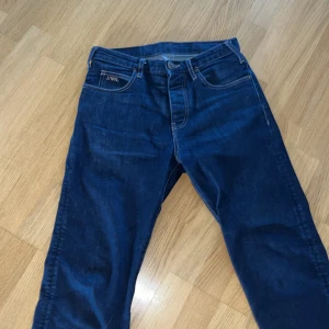 Blå jeansbyxor från Emporio Armani - Snygga blå jeansbyxor från Emporio Armani. Dom är uppsydda så deras nuvarande längd är 30 och inte 32. 