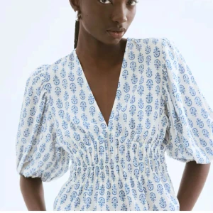 Vit hm blus med blått mönster  - Viral vit hm blus med blått mönster. Aldrig använd då jag inte sträckt mig efter den. I storlek S. Skriv om ni vill ha fler bilder eller bild på💕